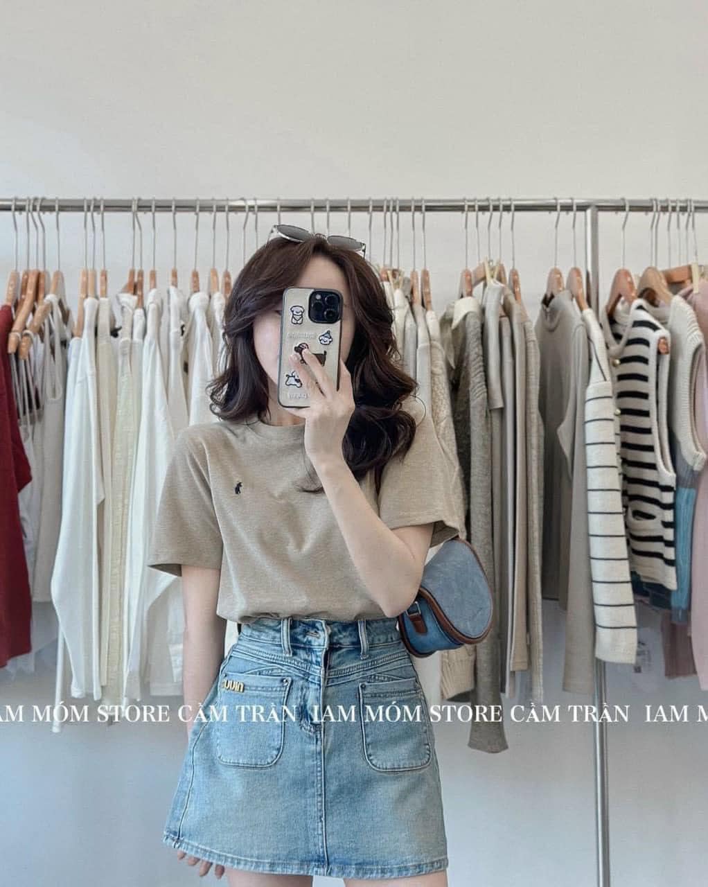 Áo thun cổ tròn thêu ngựa form ôm