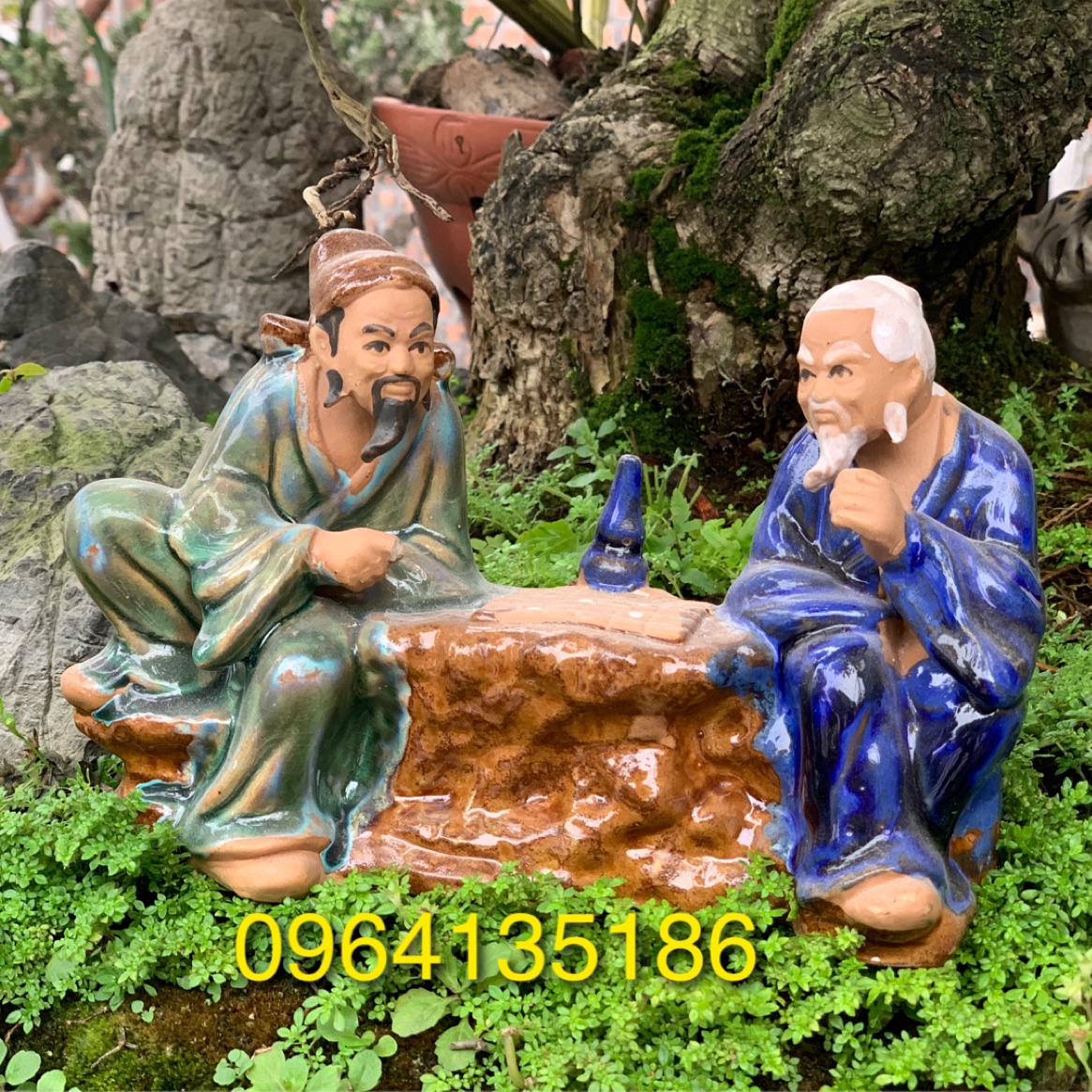 Tượng hai ông lão đánh cờ gốm sứ Bát Tràng