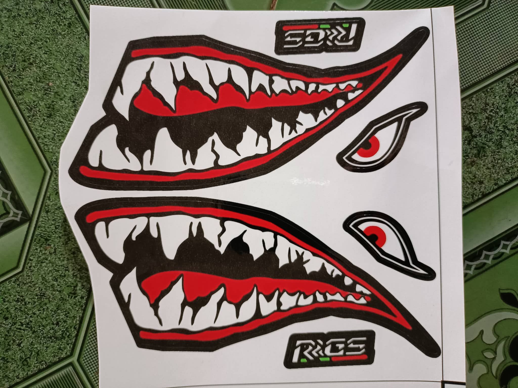 Tem tấm logo răng cá mập kt khoảng 20x20cm