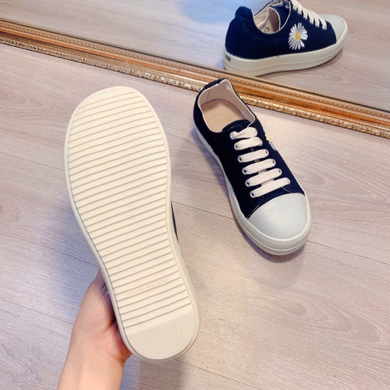 Giầy sneaker nữ Ro thêu hoa cúc