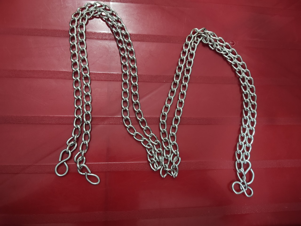 1 sợi dây xích nhấc chân vịt vắt sổ