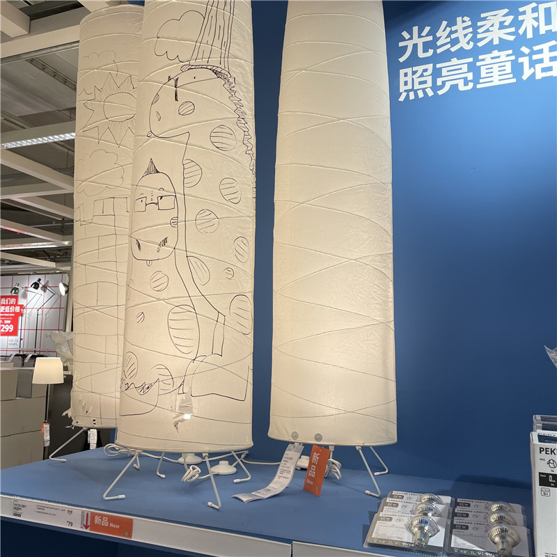 Đèn cây giấy lụa Vickleby IKEA trang trí phòng khách, phòng ngủ