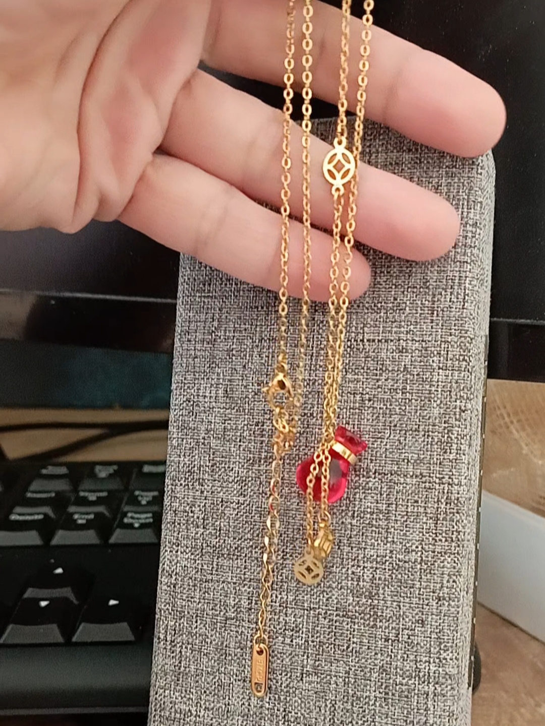 DÂY CHUYỀN TITAN MÀU VÀNG HỒ LÔ ĐỎ