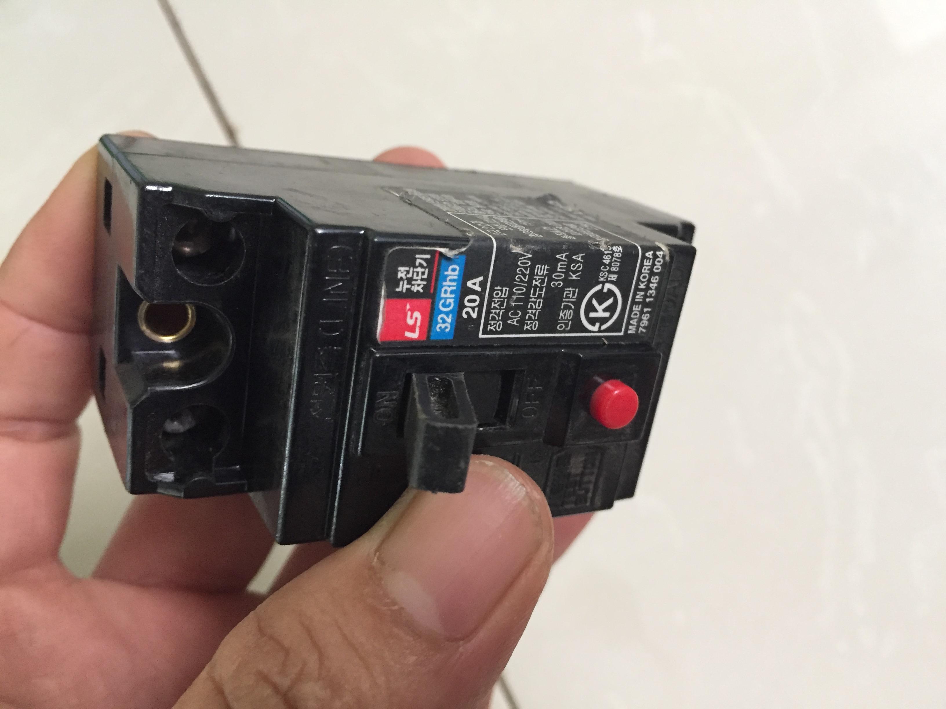ELCB CB Cầu Dao Chống Giật LS 20A Cốc Nhỏ
