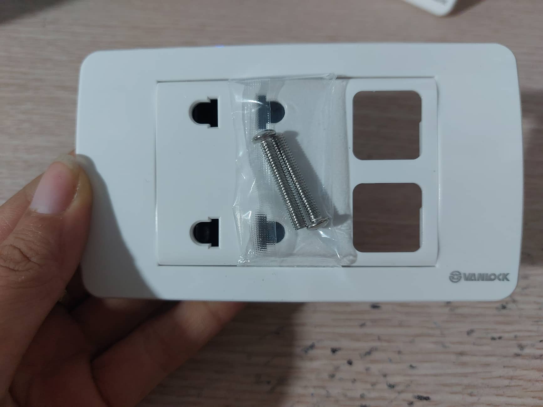 Mặt công tắc kèm ổ cắm SINO Vanlock S18