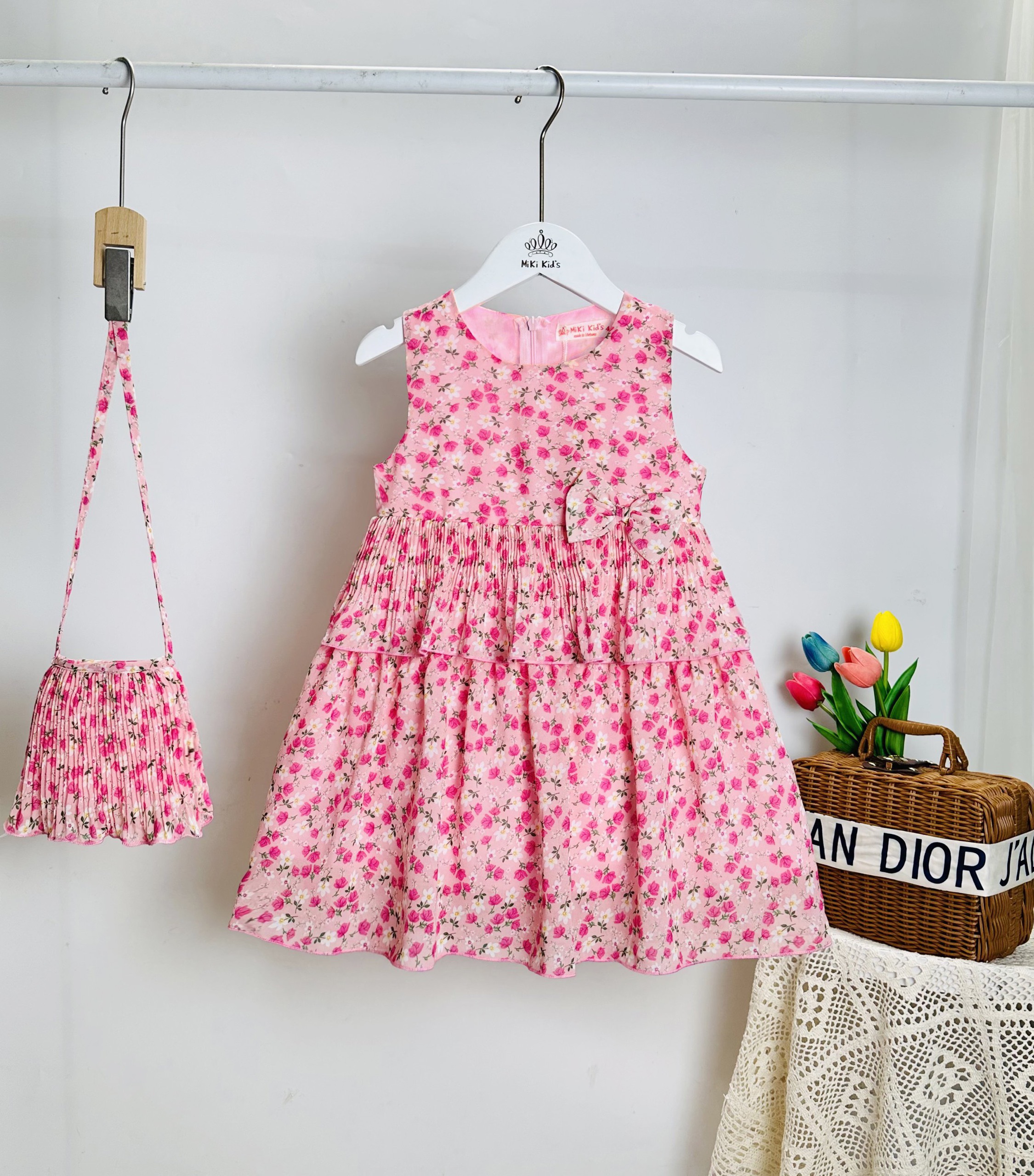 Đầm 2 tầng dập ly nơ eo kèm túi dập ly bé gái