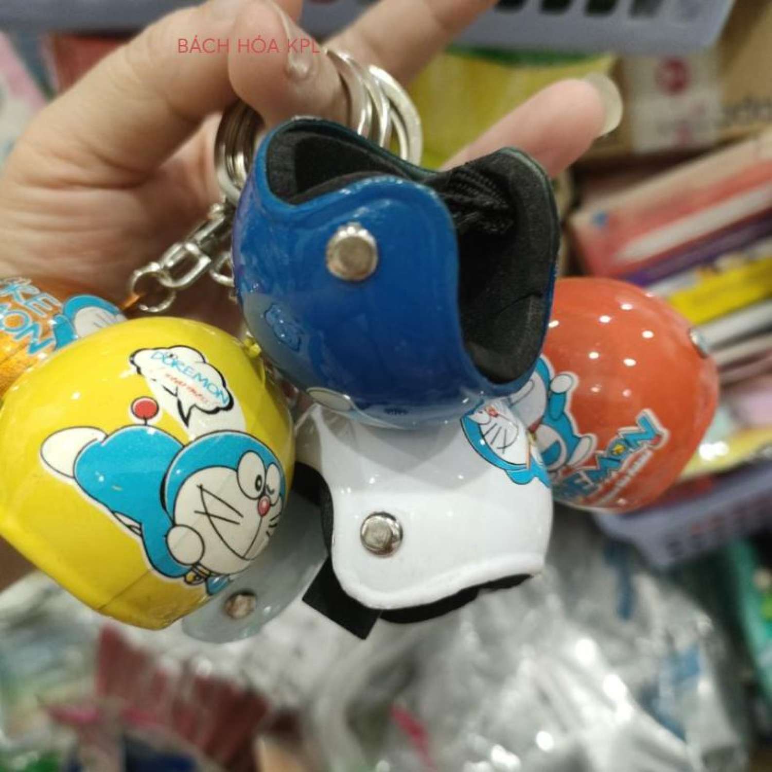 Móc khóa Doraemon đội nón bảo hiểm