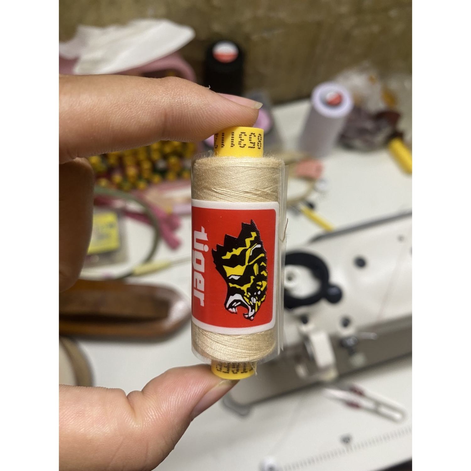 1 cuộn Chỉ may tiger đủ màu giá rẻ, chỉ tiger