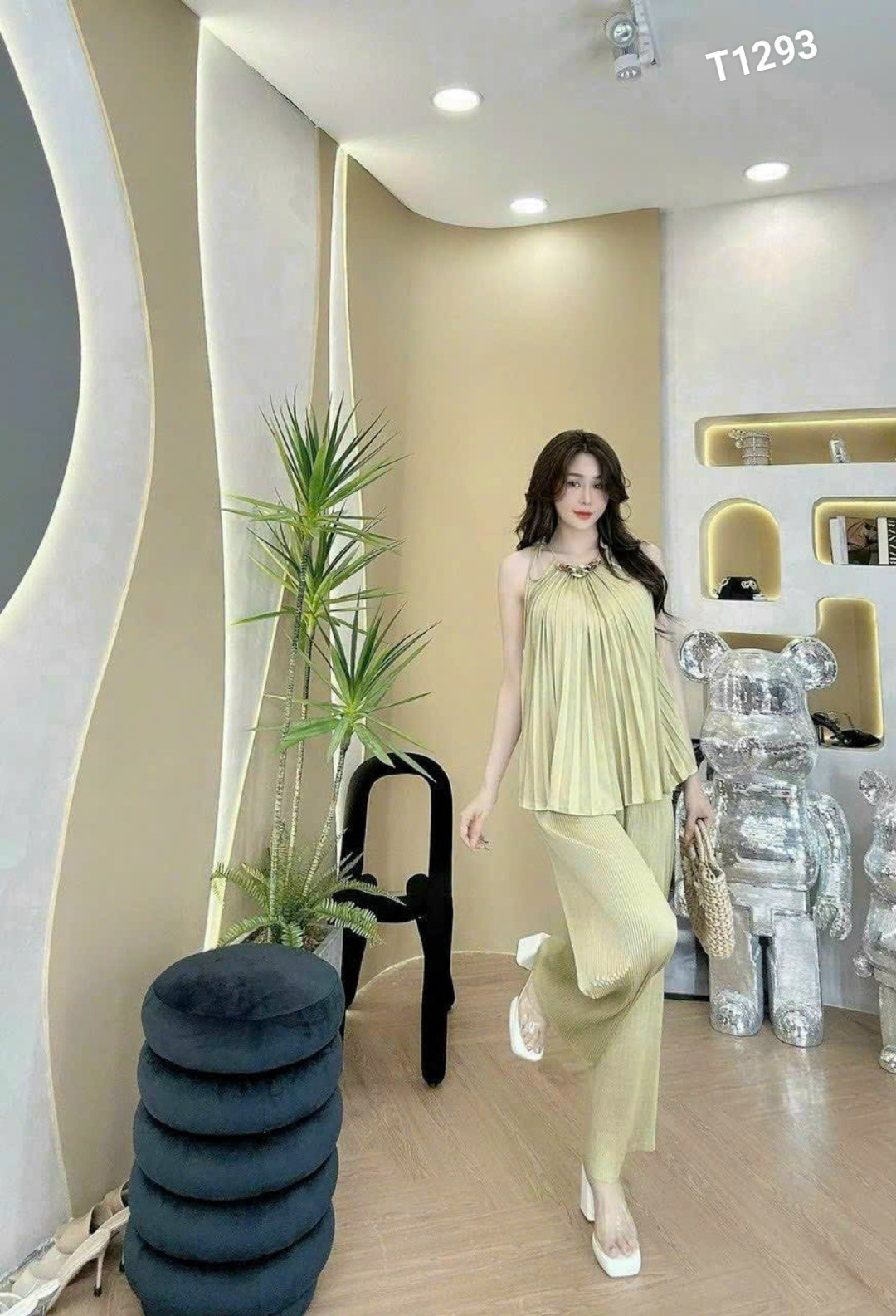 Set áo cổ yếm sát nách quần dài dập lý dạo phố vải lụa T1293