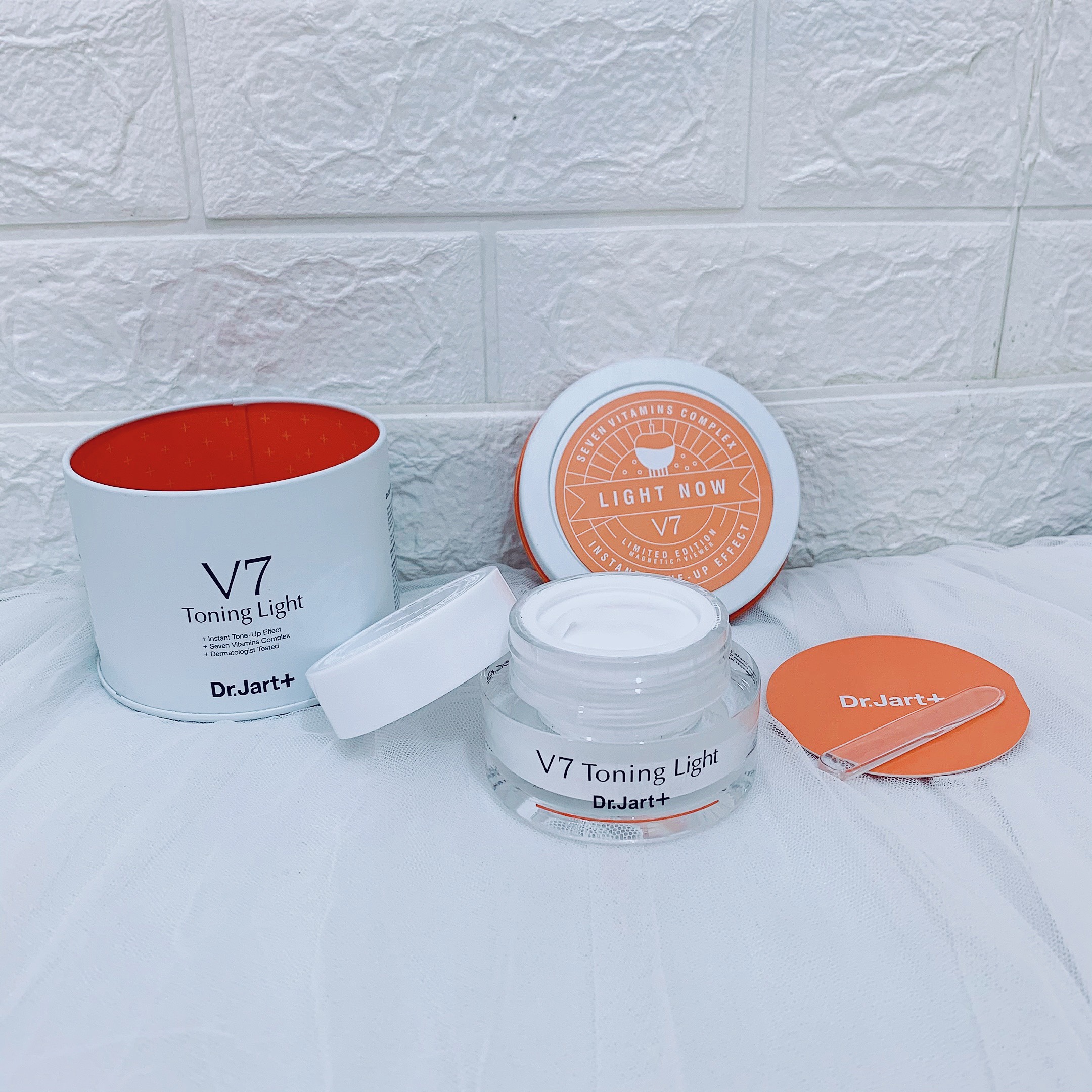 KEM DƯỠNG TRẮNG DA V7 TONING LIGHT