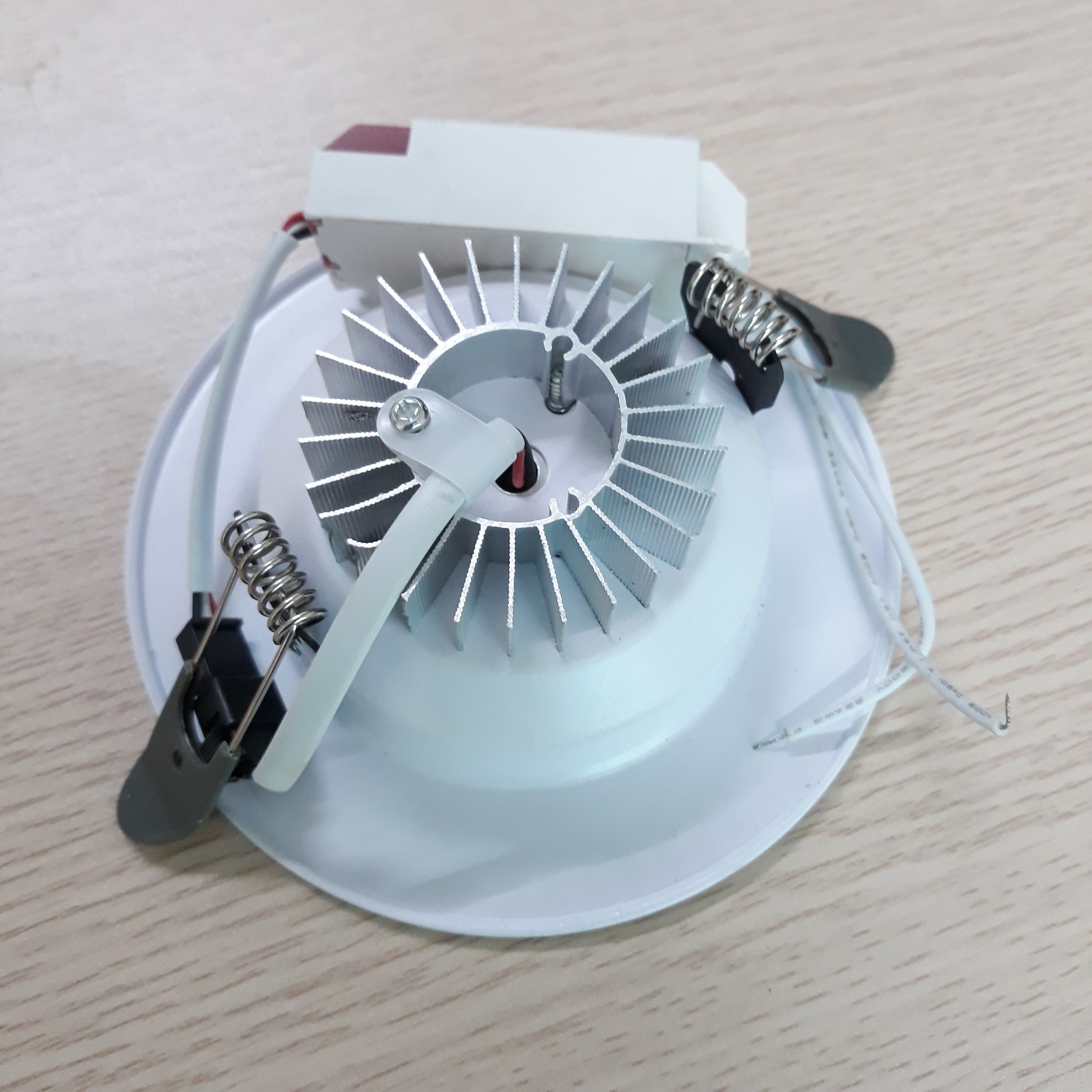 Đèn led âm trần 7w viền vàng 3 chế độ - Phi 90