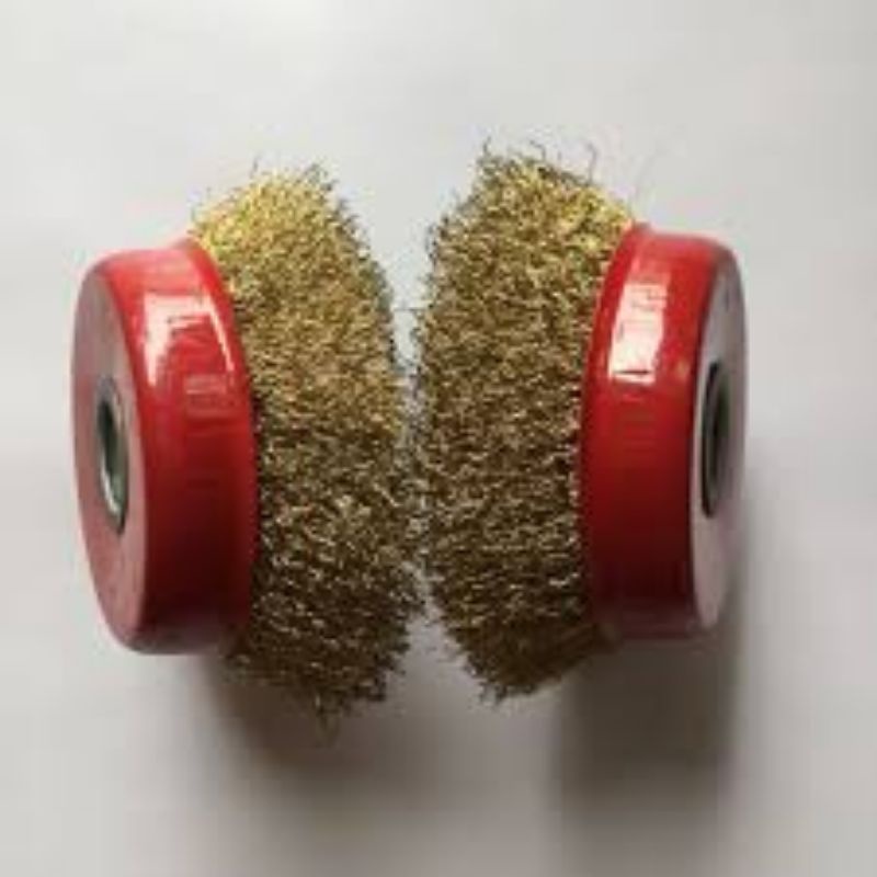 2  chiếc chổi đánh rỉ sắt máy cầm tay