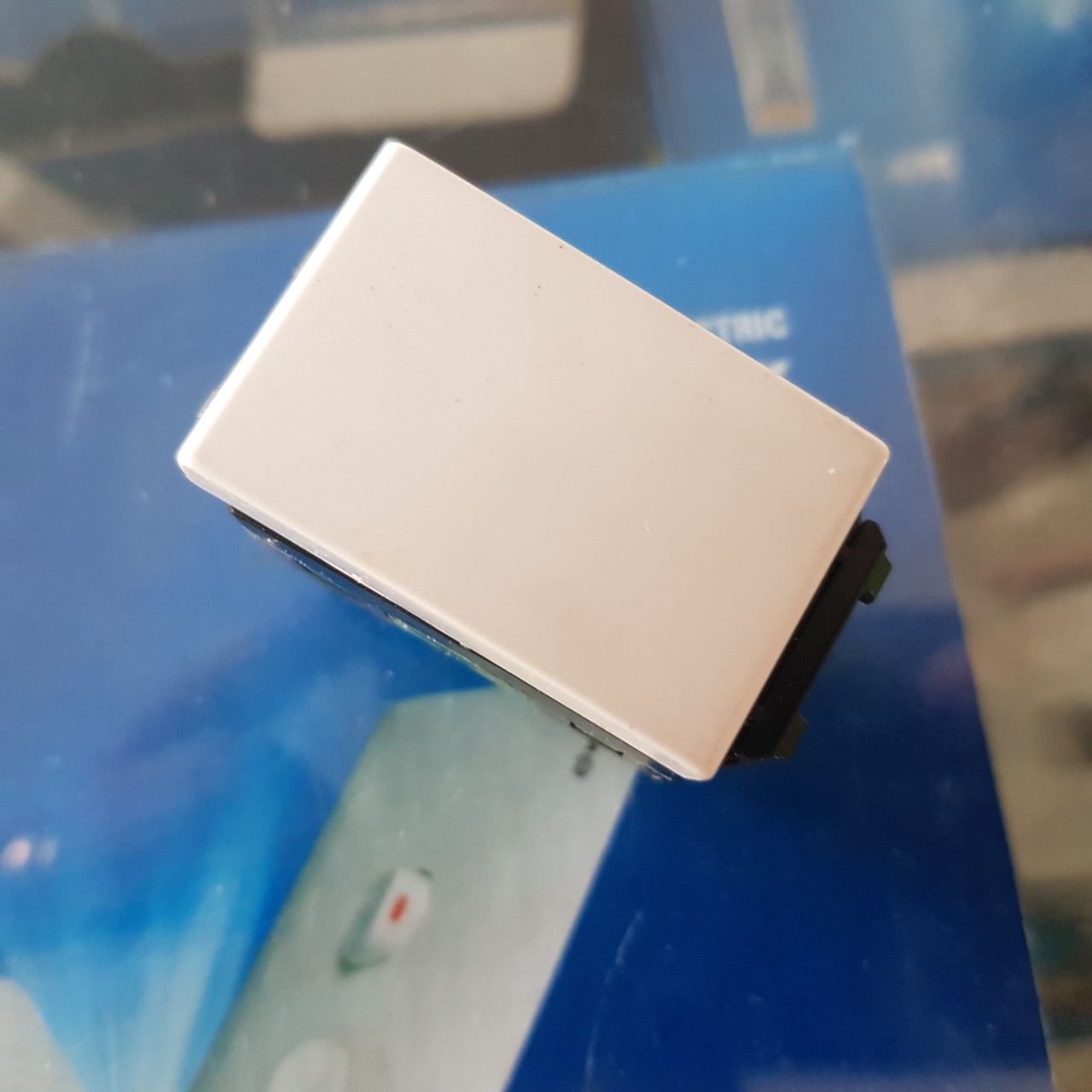 [ PANASONIC ] HẠT CÔNG TẮC 2 CHIỀU DÒNG WIDE - WEV5002SW ( CÔNG TẮC 2 CỰC, CÔNG TẮC CẦU THANG )