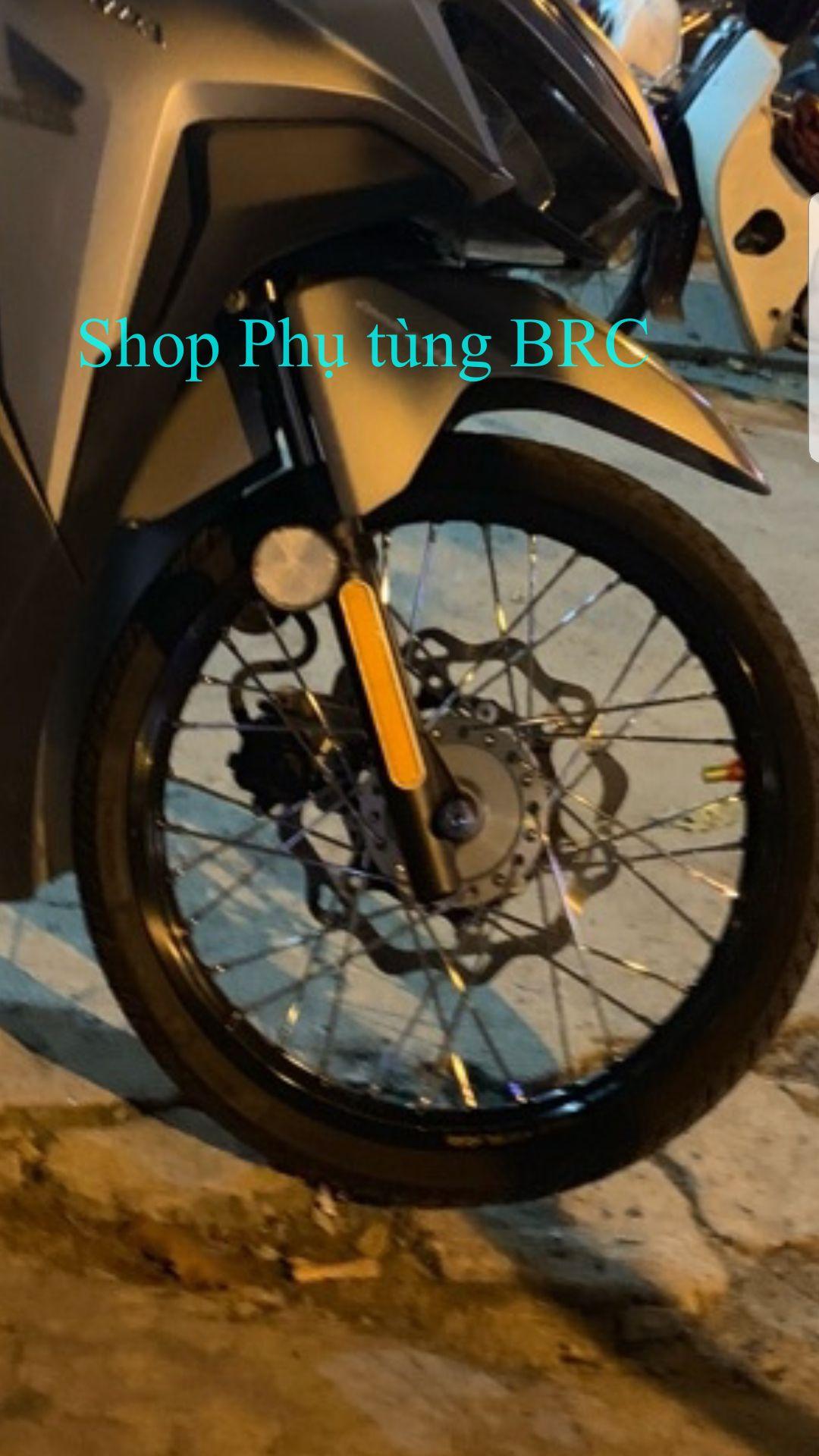Mắt mèo màu đỏ gắn phuột trước xe máy