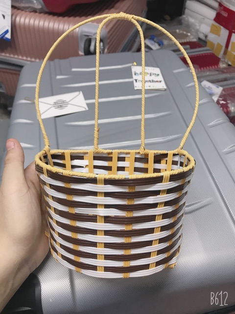 Giỏ mây cắm hoa treo tường