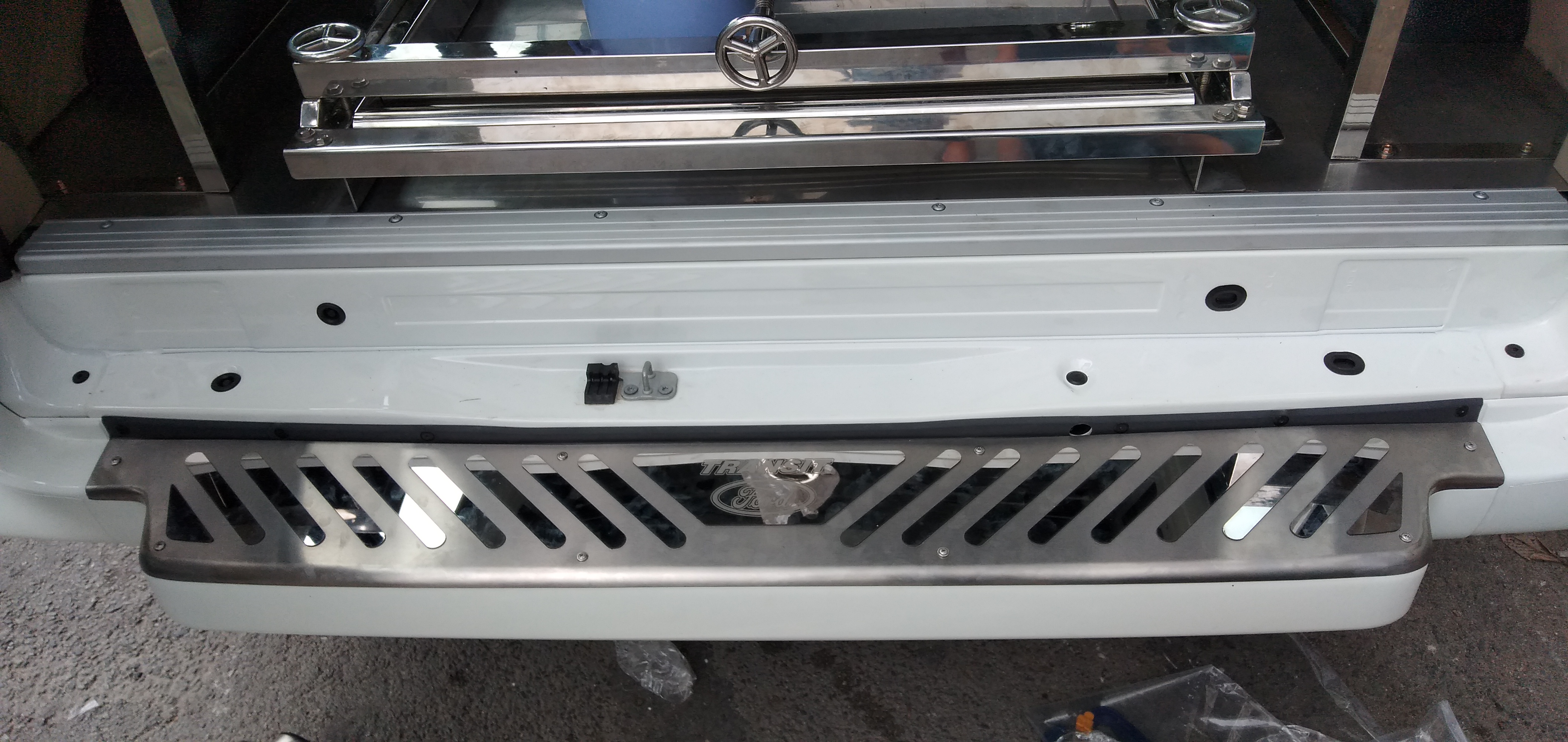 Ốp INOX cản sau FORD Transit