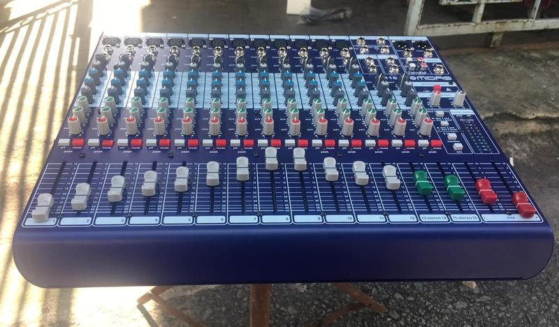 Bàn Mixer Midas DM16