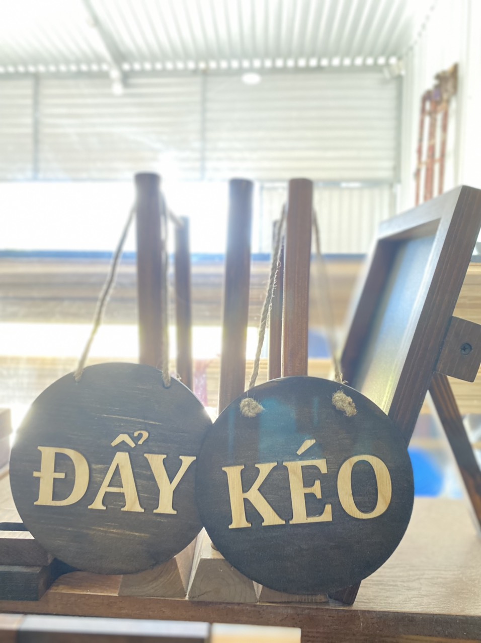 Bảng gỗ treo 2 mặt kéo, đẩy bầu dục LUXI decor