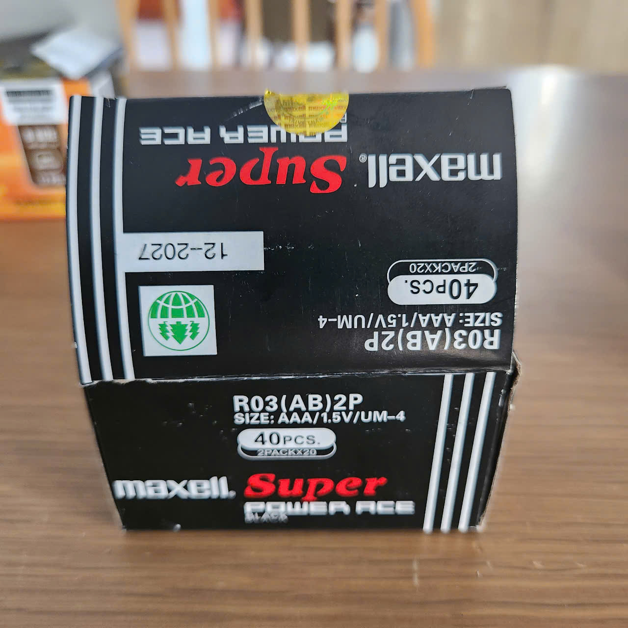 Một hộp pin tiểu AAA Maxell hoặc Toshiba(40 viên)