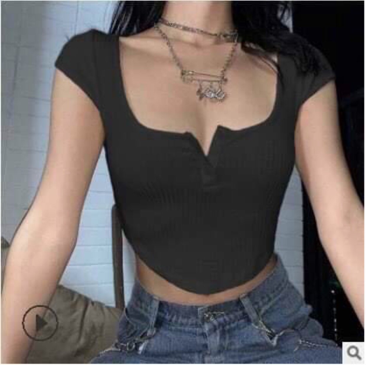 Áo croptop vạt bầu có nút bấm chất thun gân.