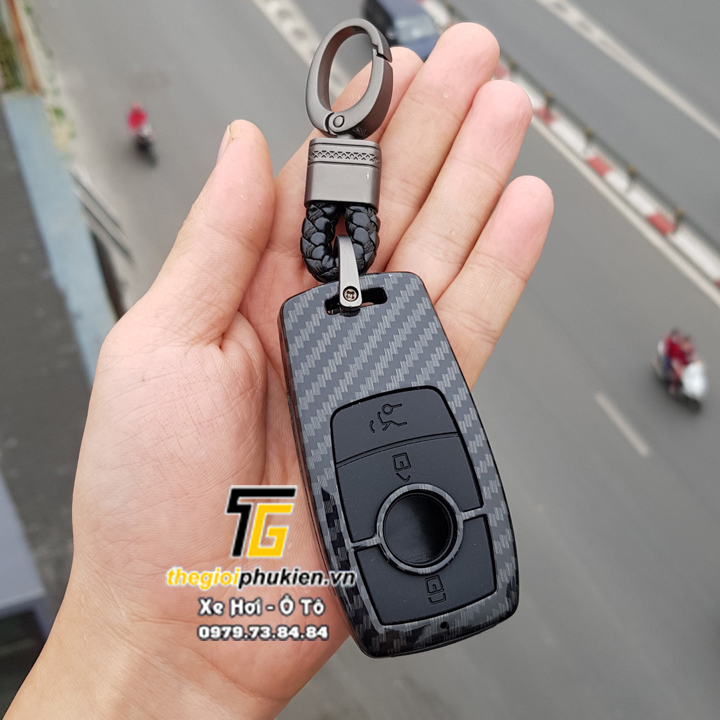 Ốp chìa khóa xe Mercedes E-Class, GLC-Class nhựa ABS vân carbon kèm móc đeo INOX sang trọng