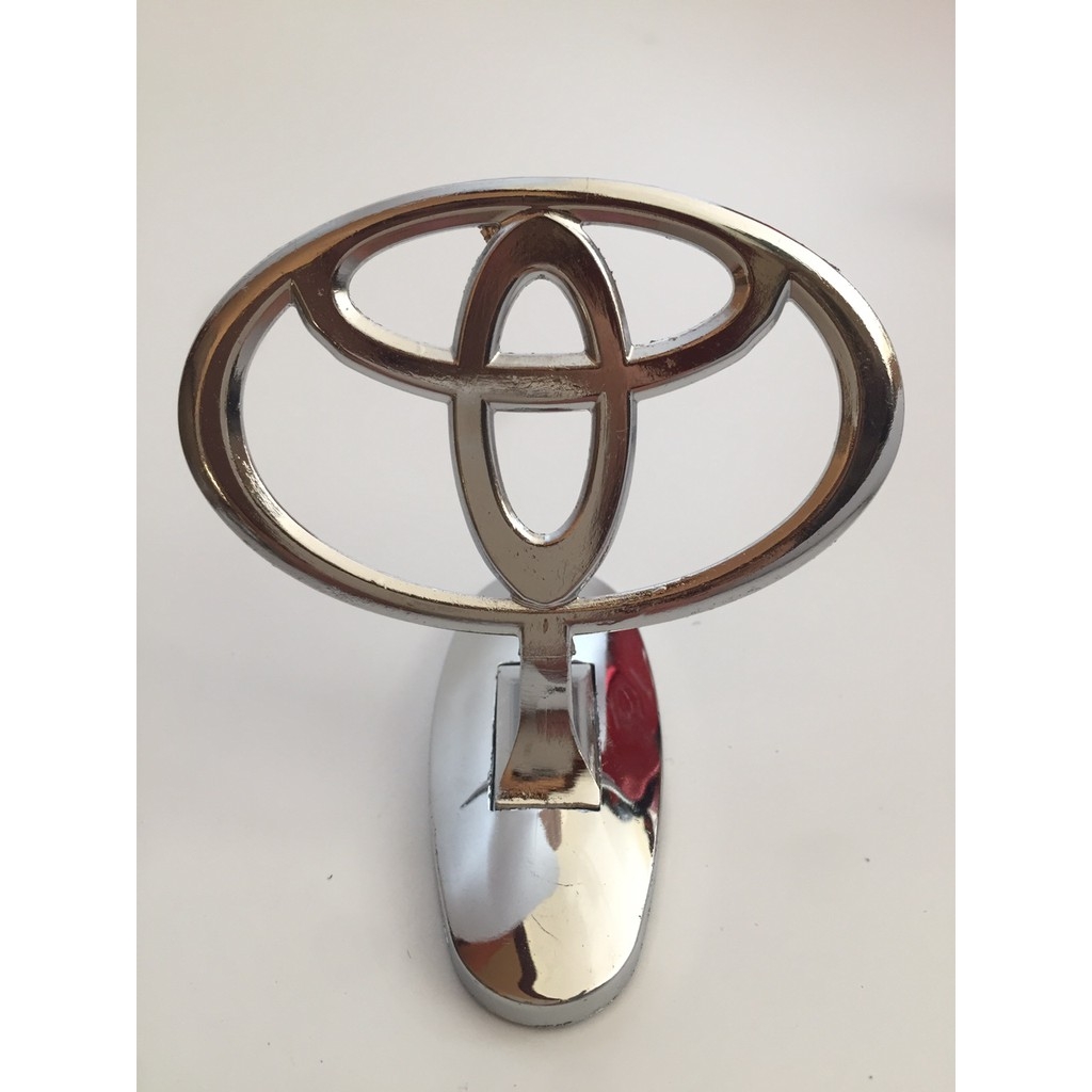 Logo 3D Toyota trang trí xe hơi
