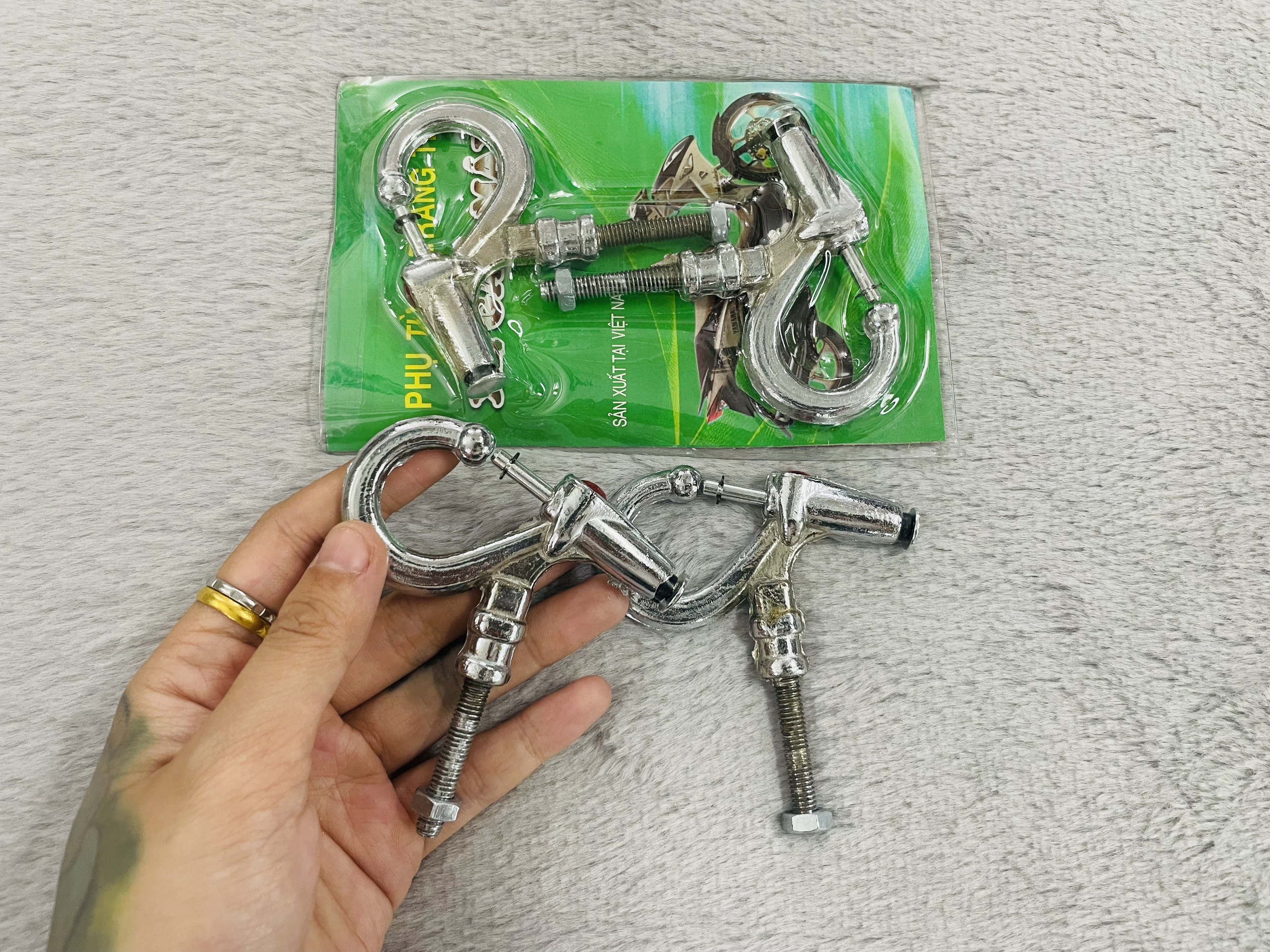 Móc Treo Xe Máy Treo Thùng Ở Giữa xe
