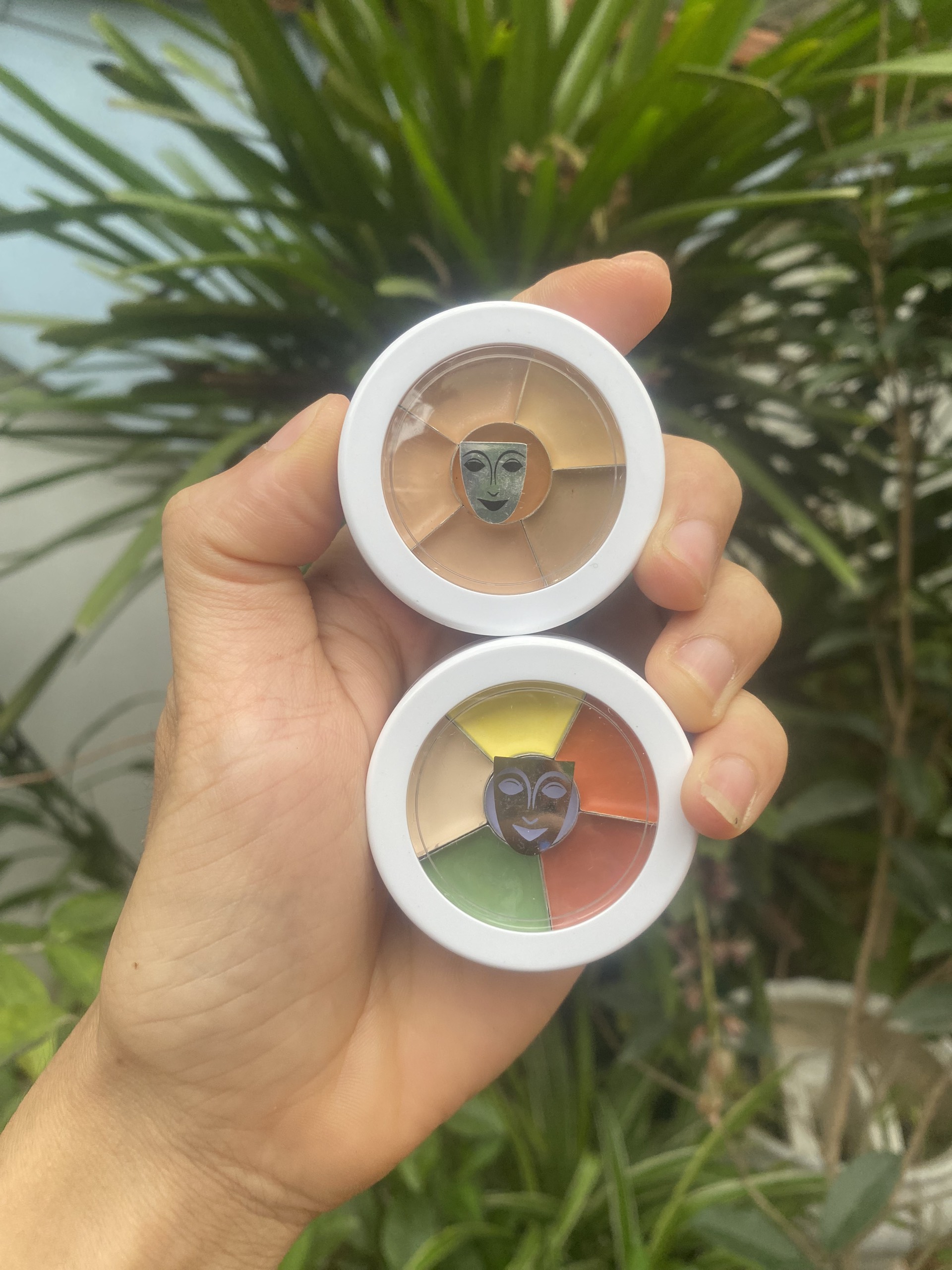 Triệt sắc, che khuyết điểm Kryolan dạng triết