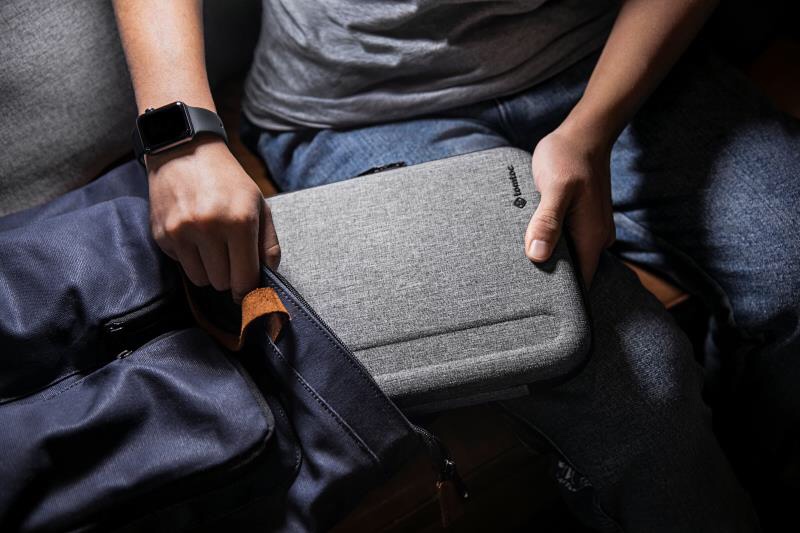 Túi chống va đập TOMTOC Portfolio Holder Hardshell Ipad Pro 9.7-11" /Tablet/Notebook - A06