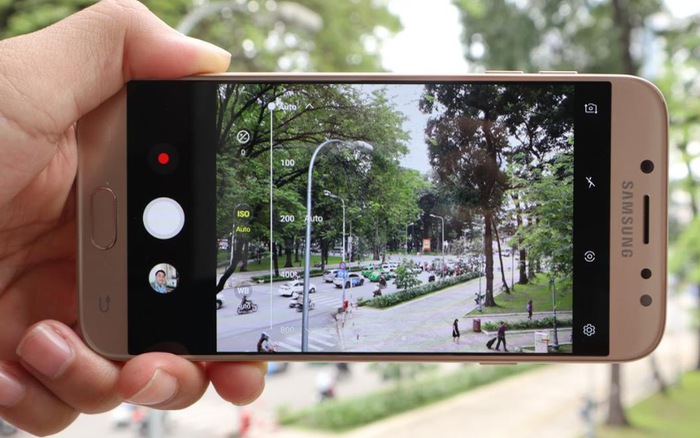 Điện thoại Samsung Galaxy J7 Pro