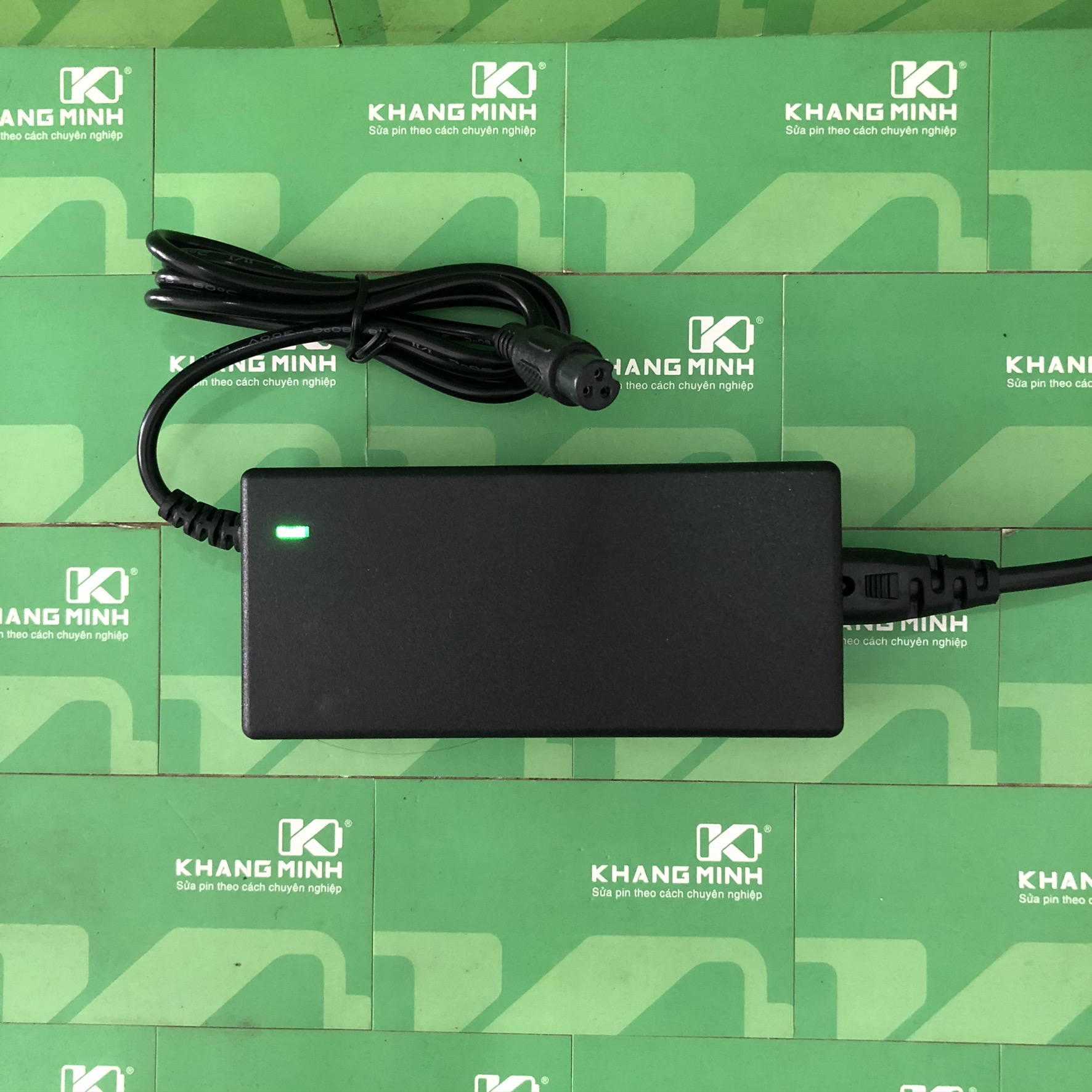 [HCM]Sạc xe điện cân bằng 24V 29.4V - 2A giắc tròn 3 chấu có đèn báo đầy