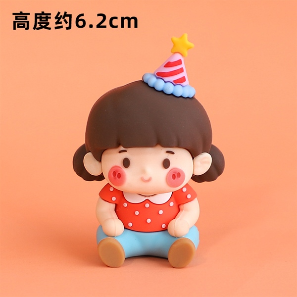 Bé gái ngồi áo chấm bi cam + má hồng đội mũ sinh nhật nhựa đặc 6.2cm