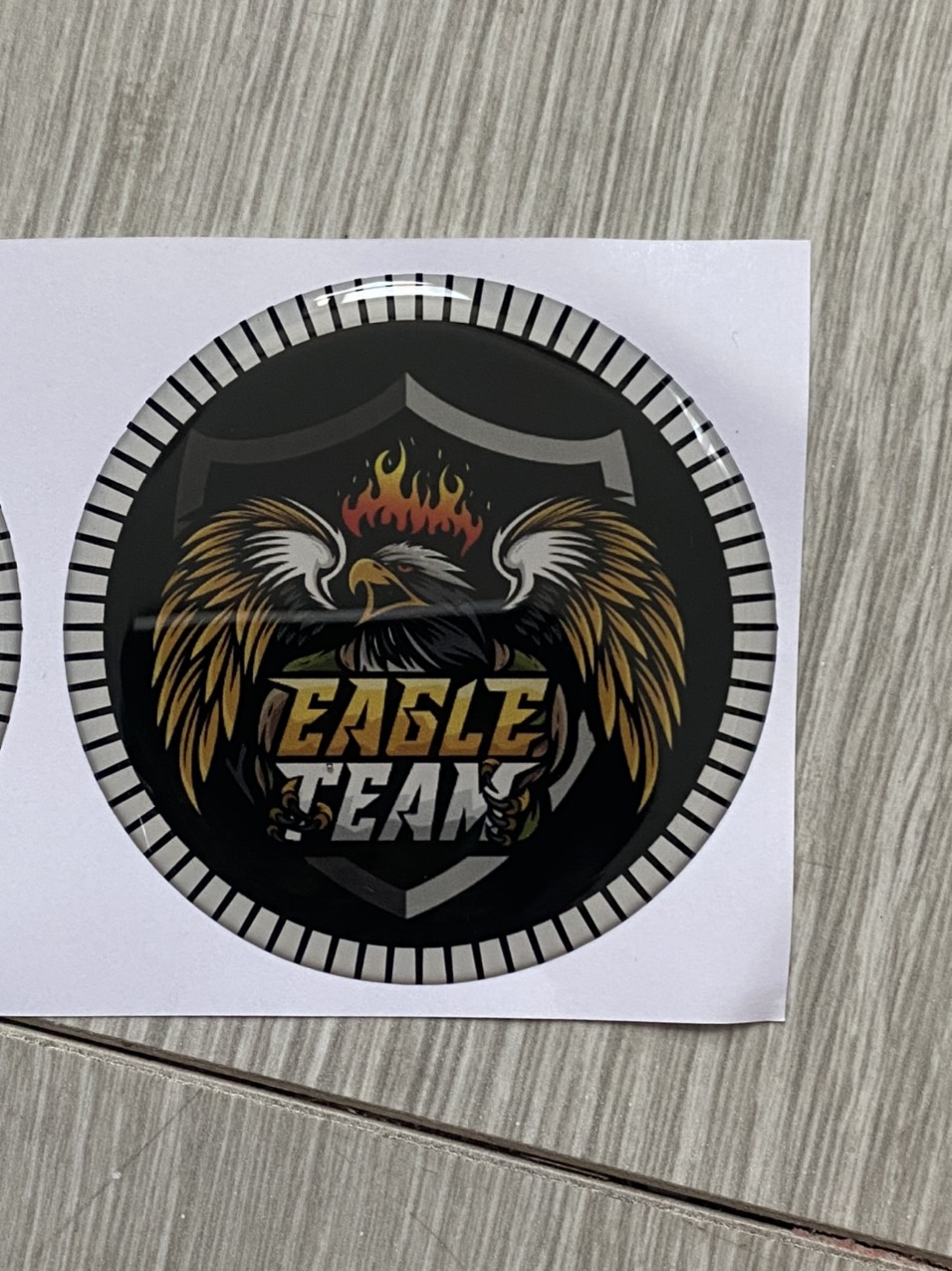 TEM DÁN NẮP TÀI XỈU DÁN LOGO XE