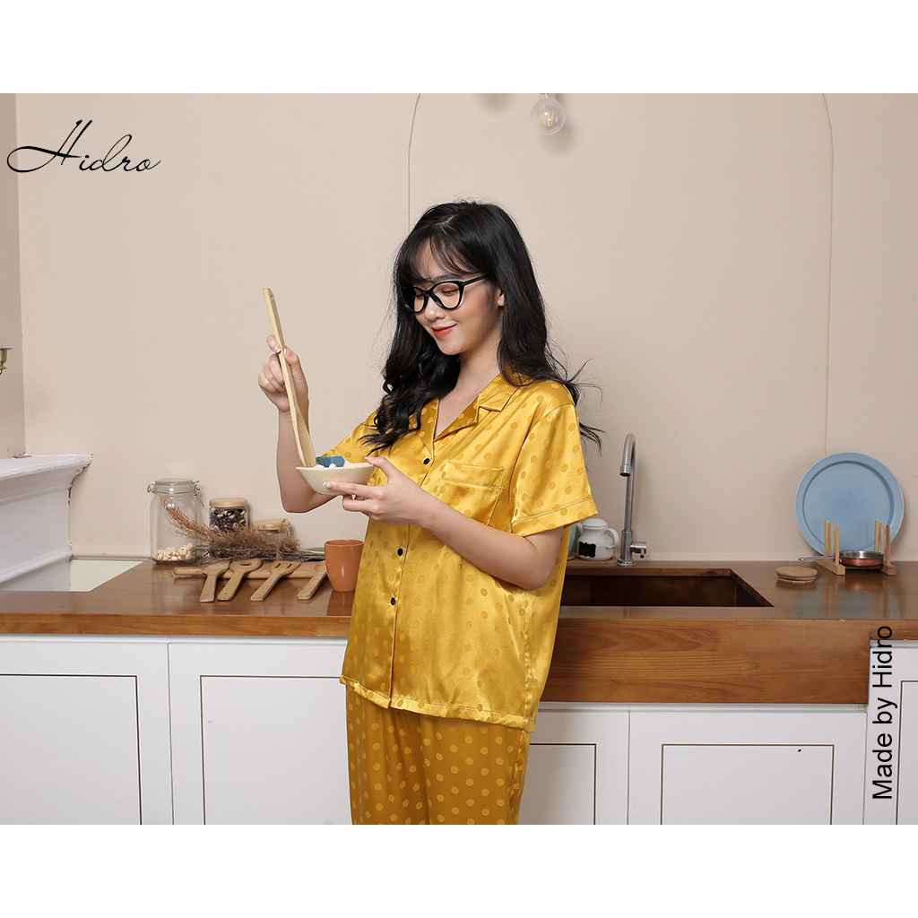 HIDRO Bộ ngủ pijama lụa gấm chấm bi tay cộc quần dài