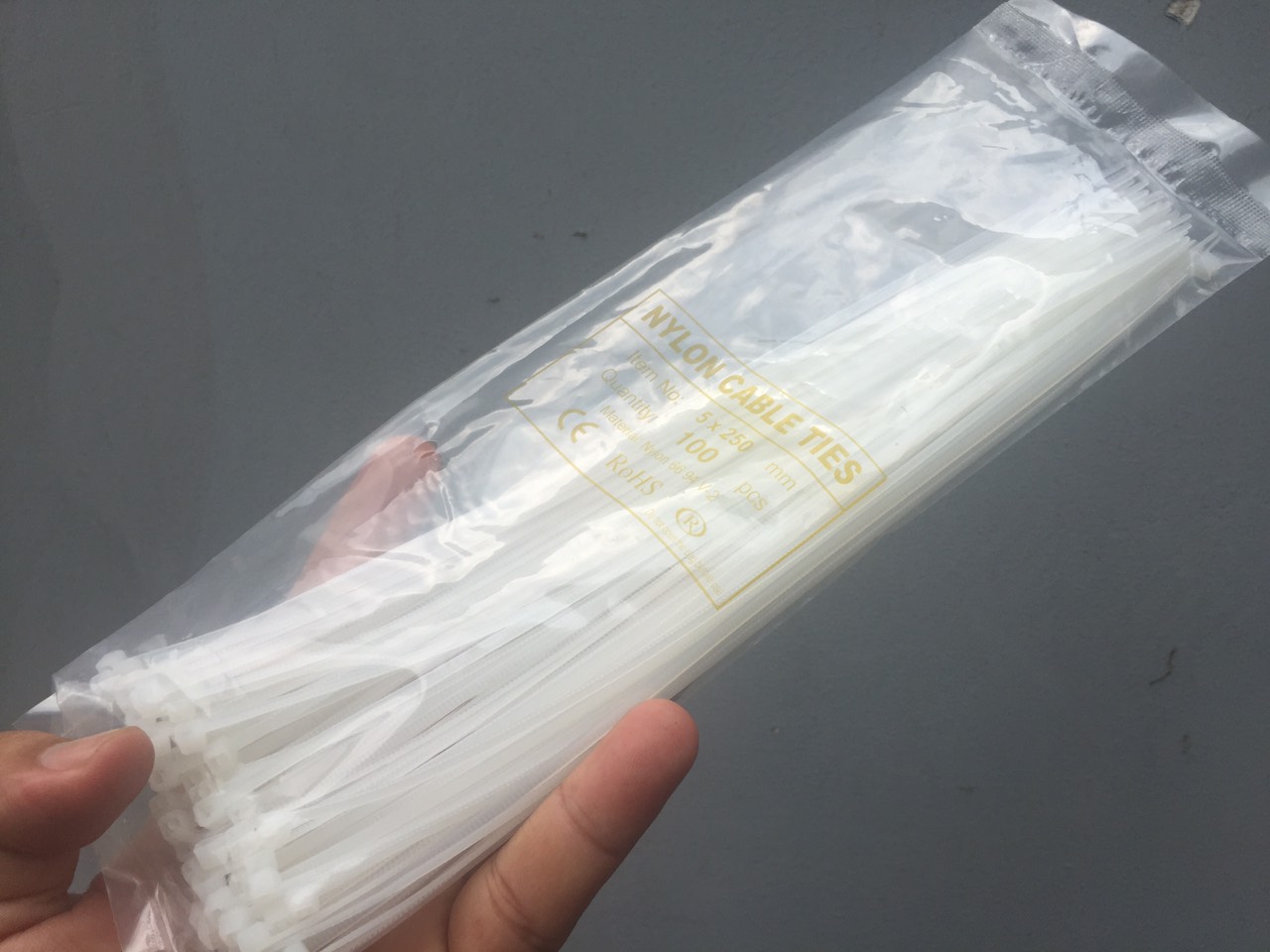 Dây rút nhựa ( nhiều kích thước ) 70 - 80 dây, cột hàng chịu được nhiệt độ lên tới 80 độ C và âm 10 độ C