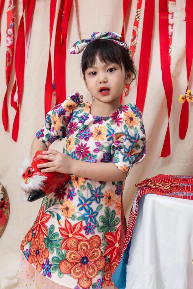 Áo dài gấm hoa cho bé vui tết (gồm áo dài gấm hoa, chân váy, mấn )