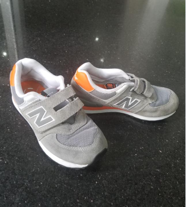 Giày thể thao trẻ em New Balance, size 32
