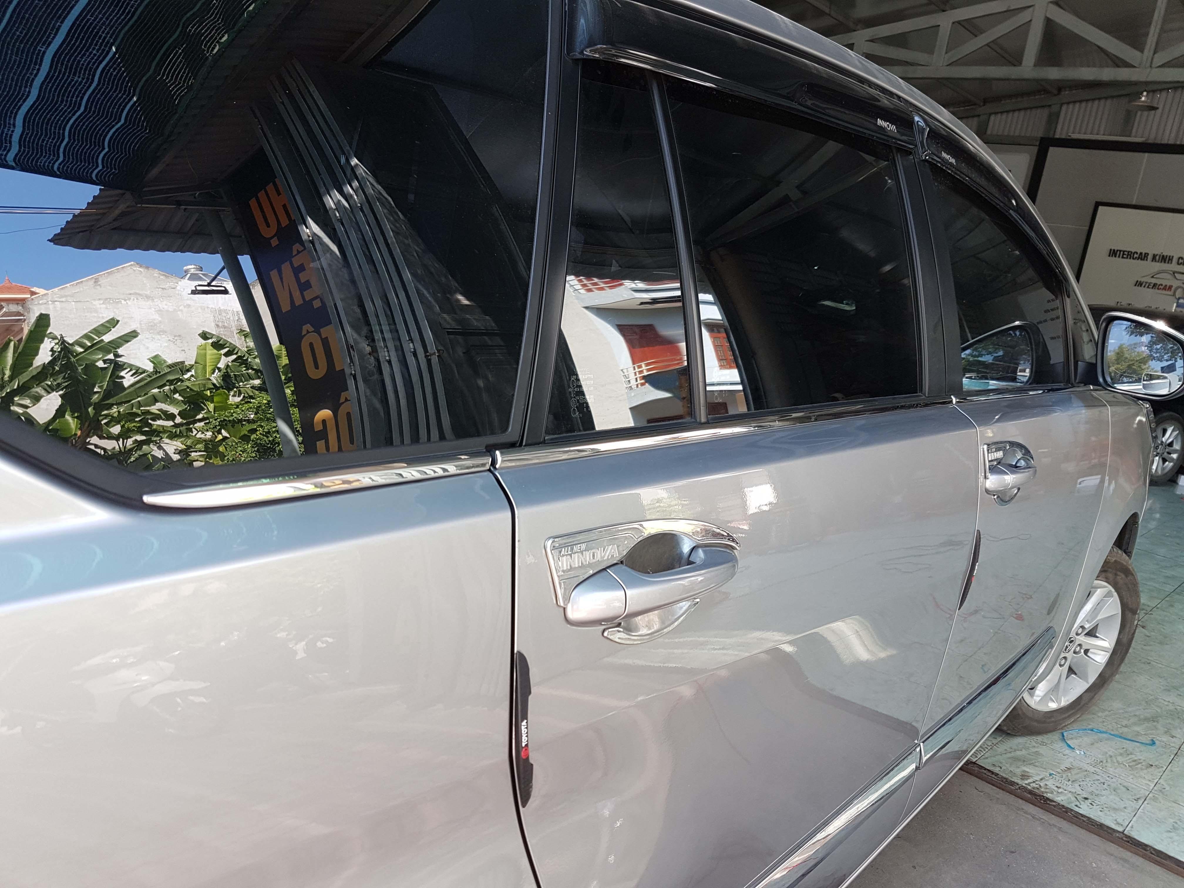 Nẹp chân kính Toyota Innova 2017 – 2018