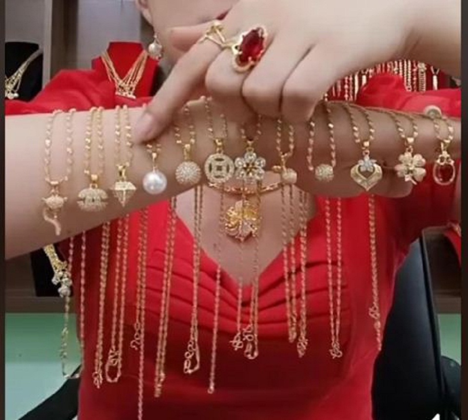 dây chuyền và mặt đồng giá