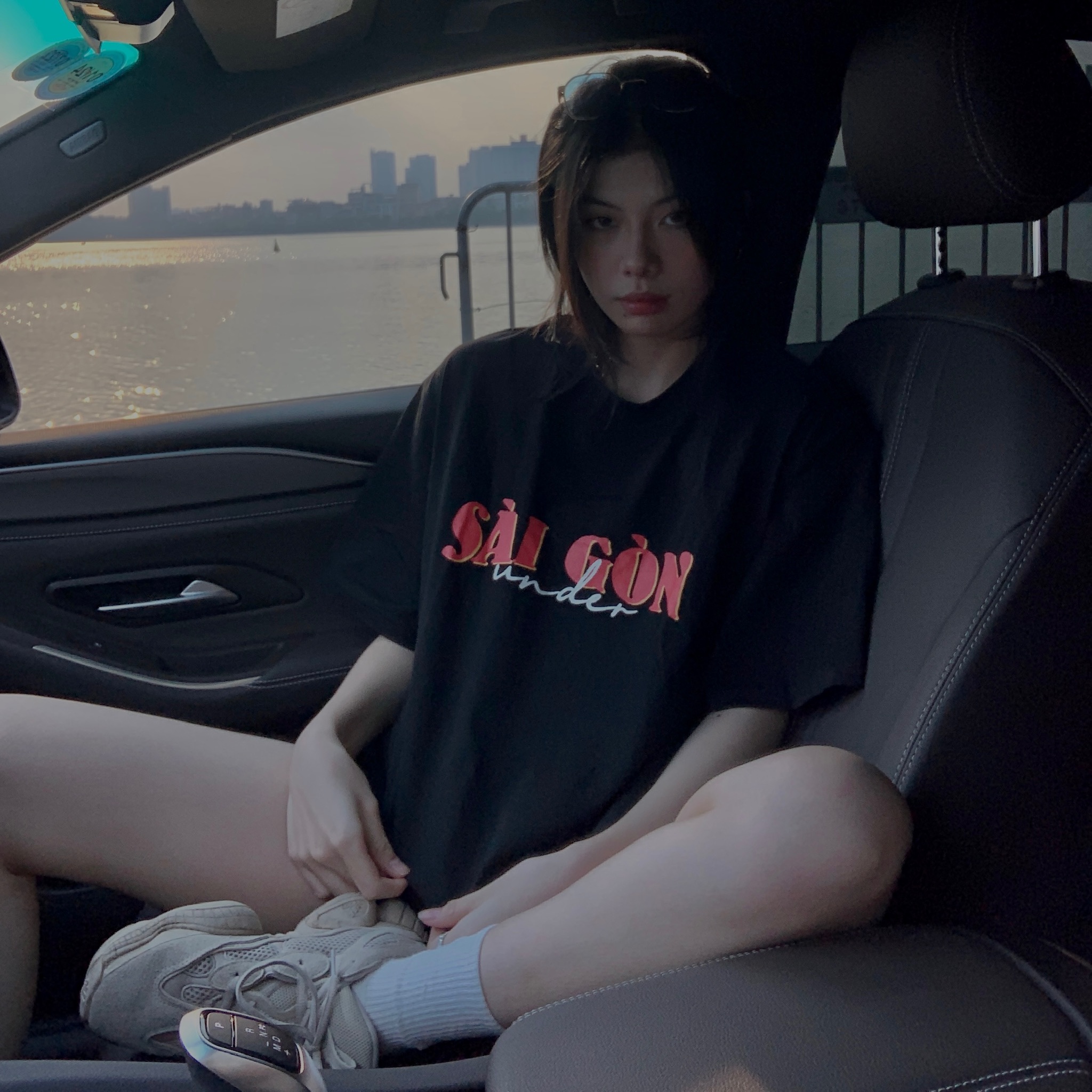 Áo thun UNDER Sài Gòn (Đen) - Saigonese Tee/ Black - UTS006A