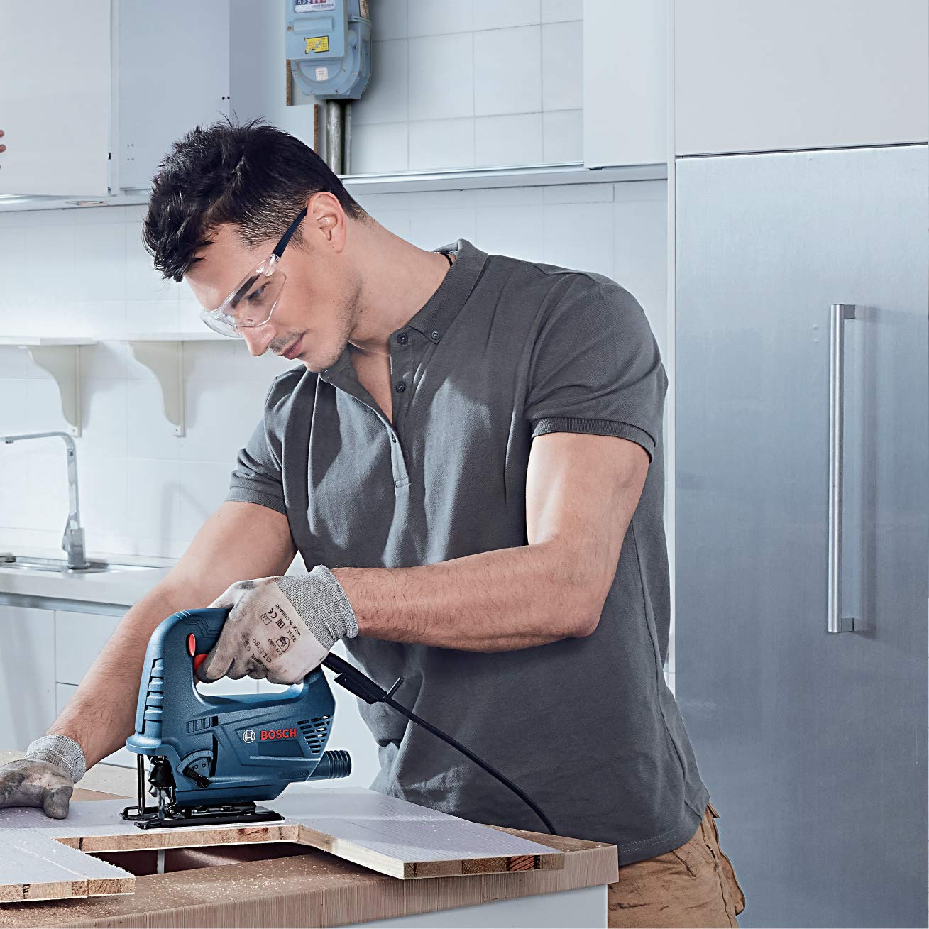 Máy cưa lọng cầm tay Bosch GST 700