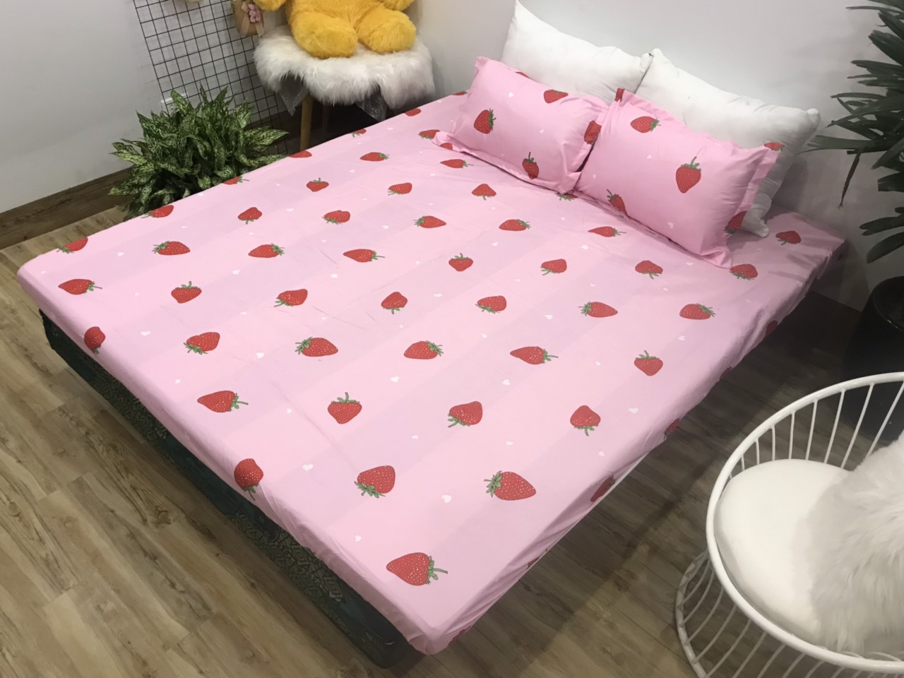 Bộ Chăn Ga Gối Cotton Poly Mẫu Dâu Tây Họa Tiết Cực Đẹp, Chất Liệu Cotton Poly Siêu Mềm Mịn, Thấm Hút Mồ Hôi, Không Phai Màu, Có Thể Giặt Máy