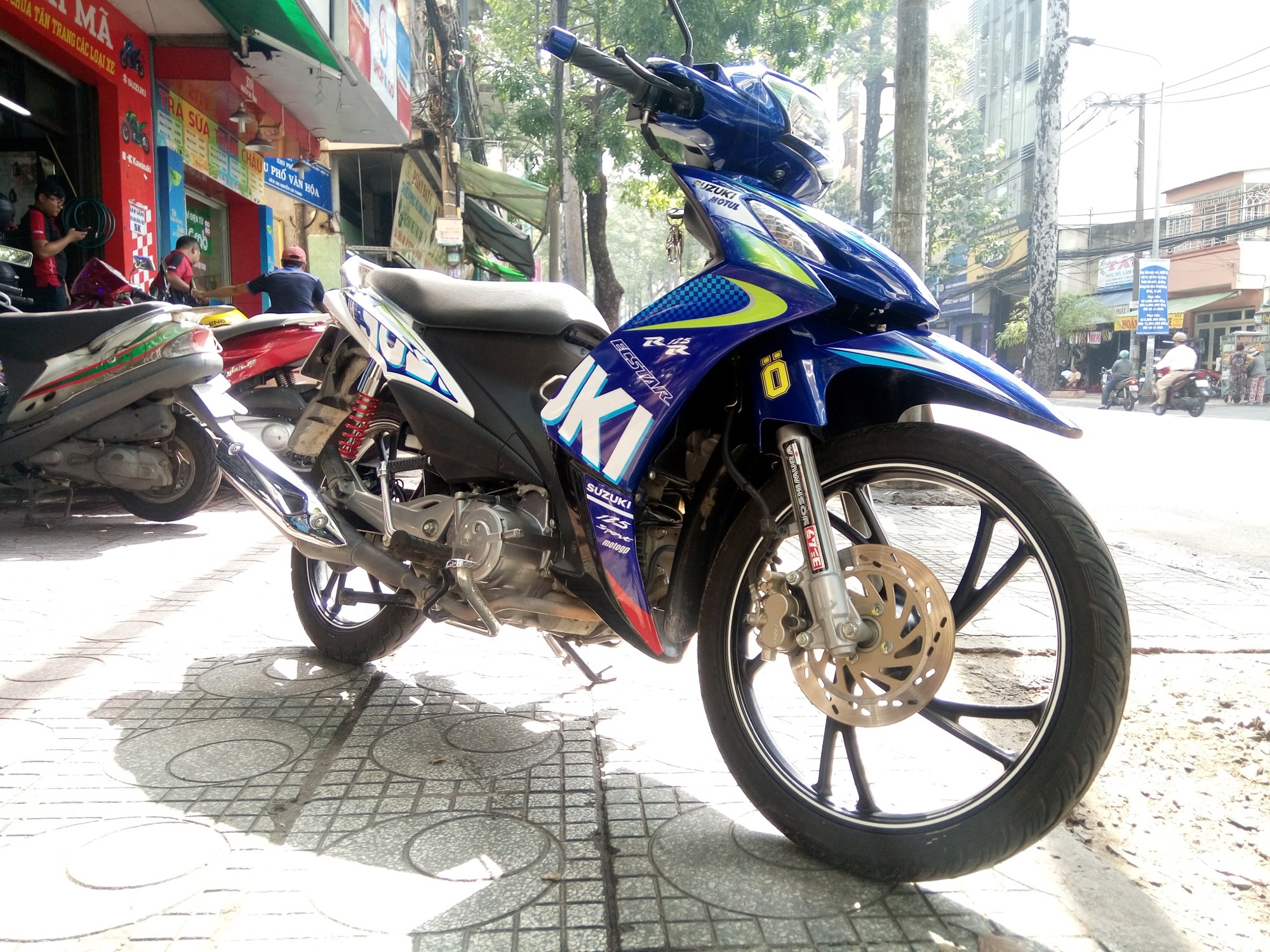 Tem rời Axelo suzuki móc tròn trắng xanh gp tặng kèm tem dán phuộc và tem mini