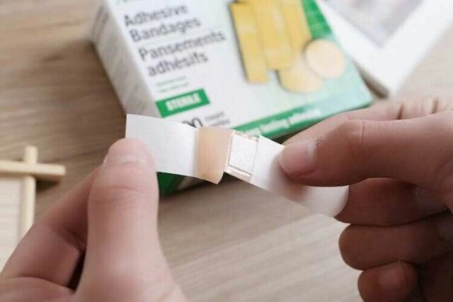 HỘP 100 MIẾNG BĂNG Y TẾ CÁ NHÂN