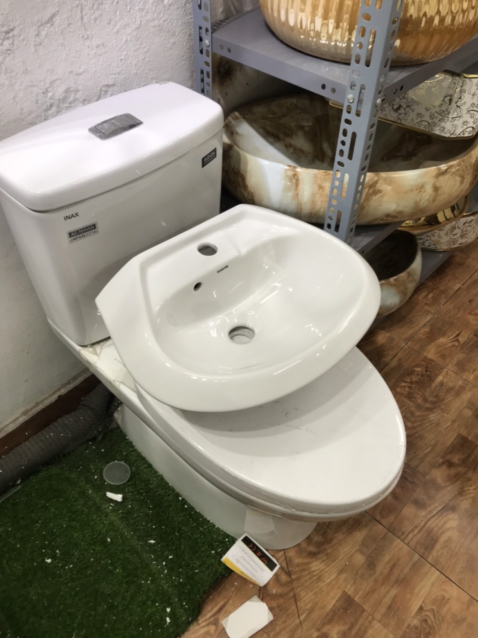 CHẬU RỬA MẶT, LAVABO,  TREO TƯỜNG (THẲNG & GÓC) LOẠI NHỎ CÓ GỜ CHỐNG BẮN NƯỚC, đẹp, chắc chắn, bền bỉ với thời gian