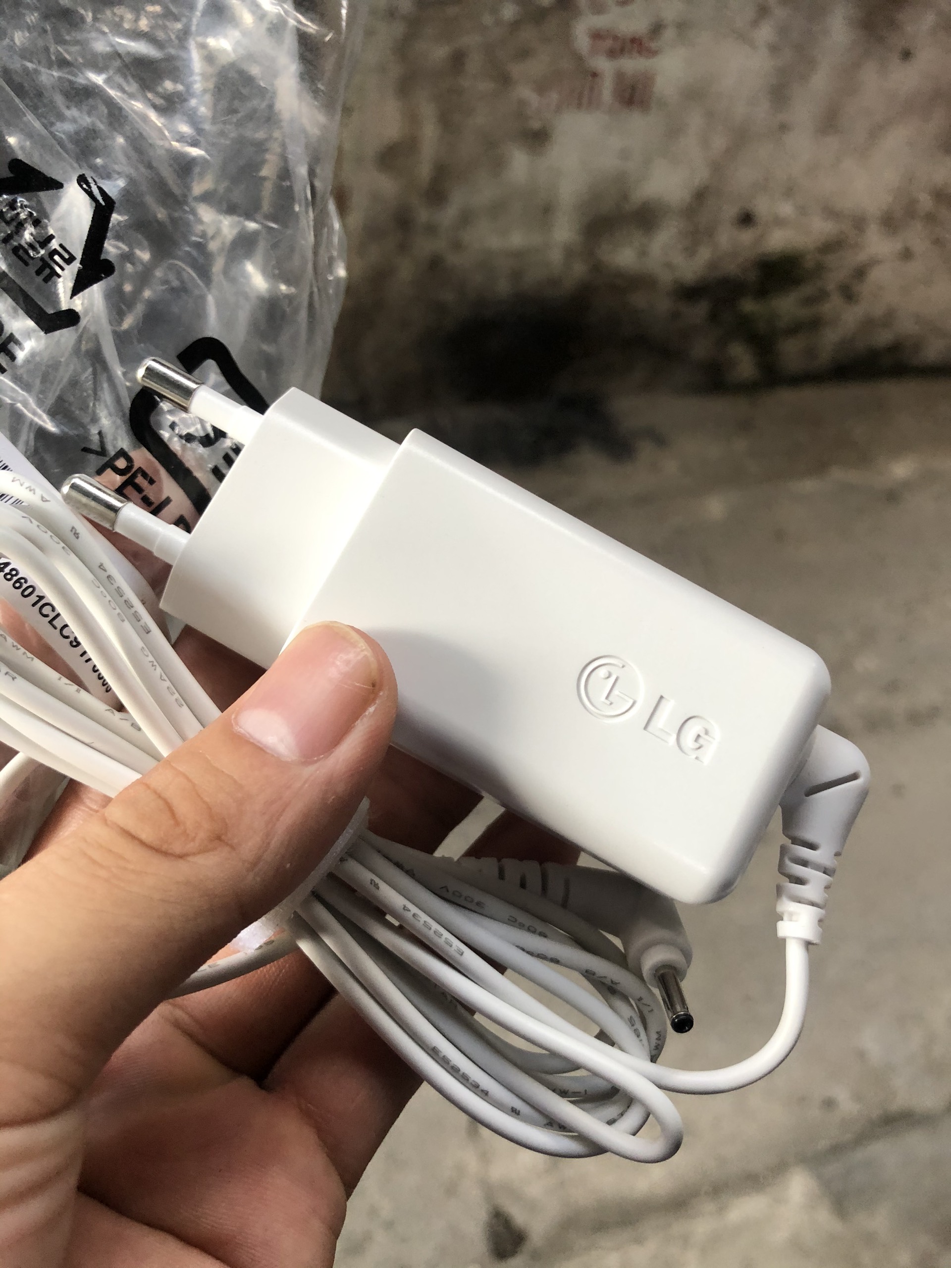 SẠC LG 19V 1.3A CHÂN NHỎ