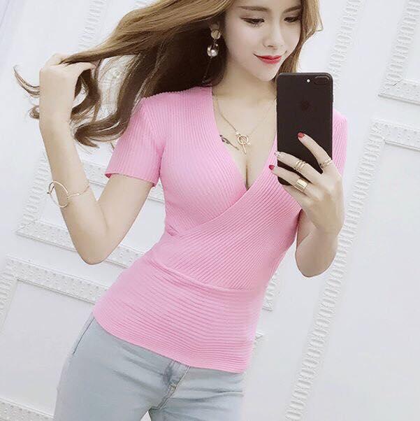 Áo thun gân cổ đáp chéo chữ V