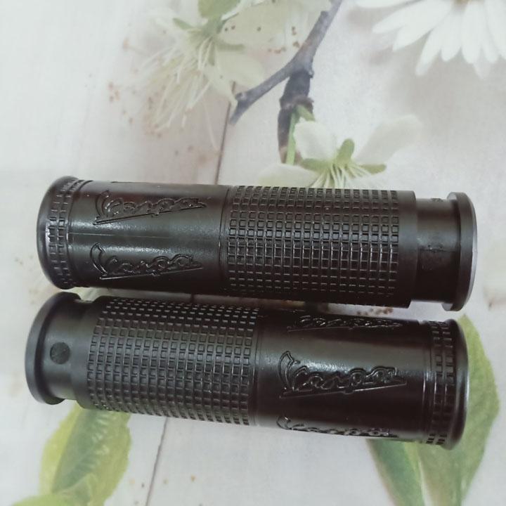 Bộ 2 tay nắm xe máy Vespa LX với chất liệu cao su, thiết kế vân vuông tạo cảm giác êm tay G312