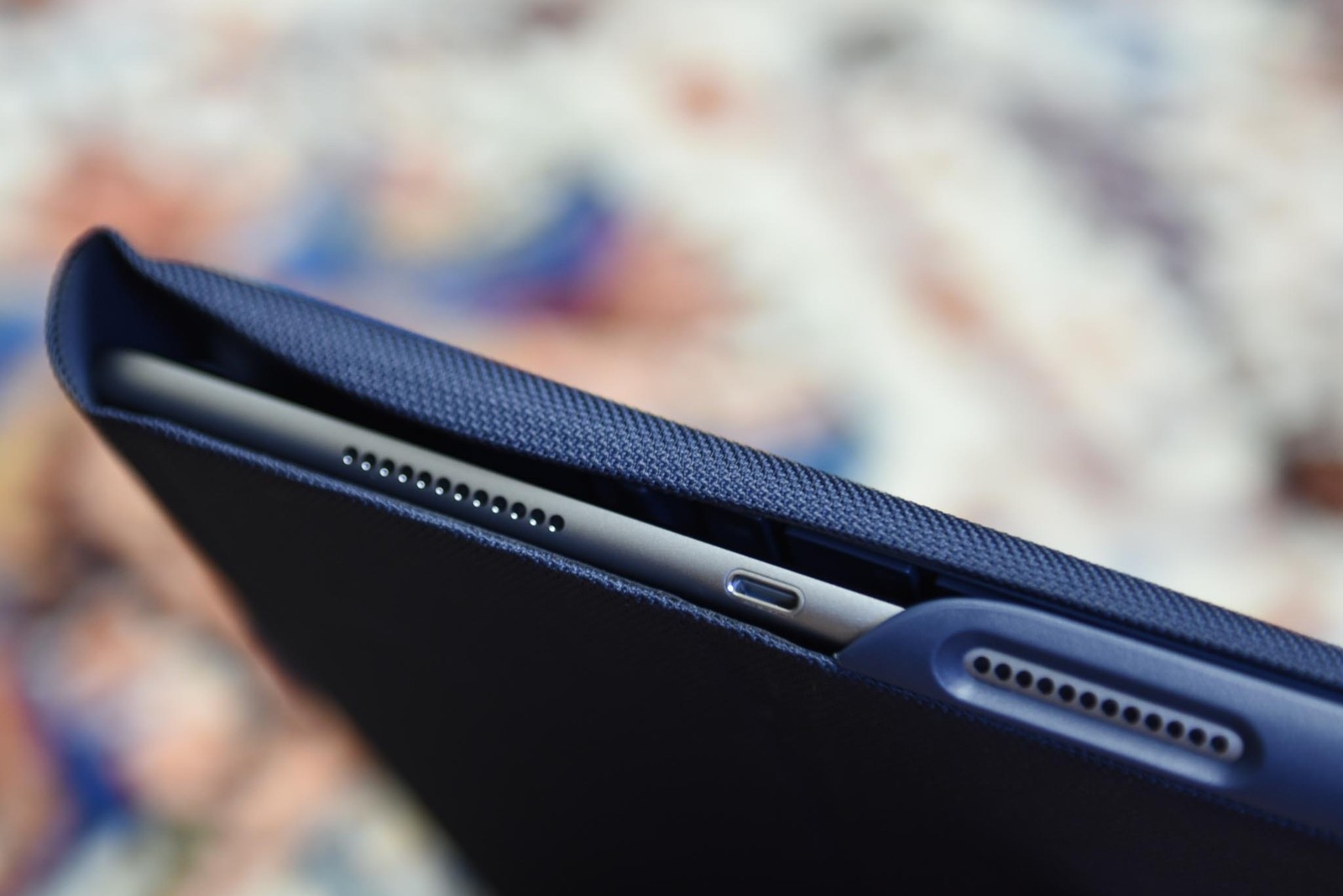 Bàn Phím Logitech Create Cho iPad Pro 9.7'' - Mới Fullbox-Có Đèn Bàn Phím.