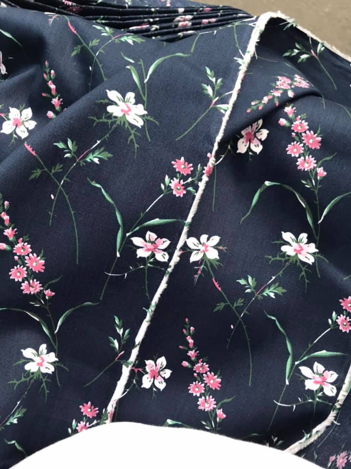 Vải thô cotton hoa dây 1 chiều nền xanh đen, xinh lắm!